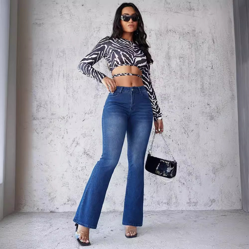 Pantalon en denim pour femme avec taille haute, jambe évasée et poches avant et arrière