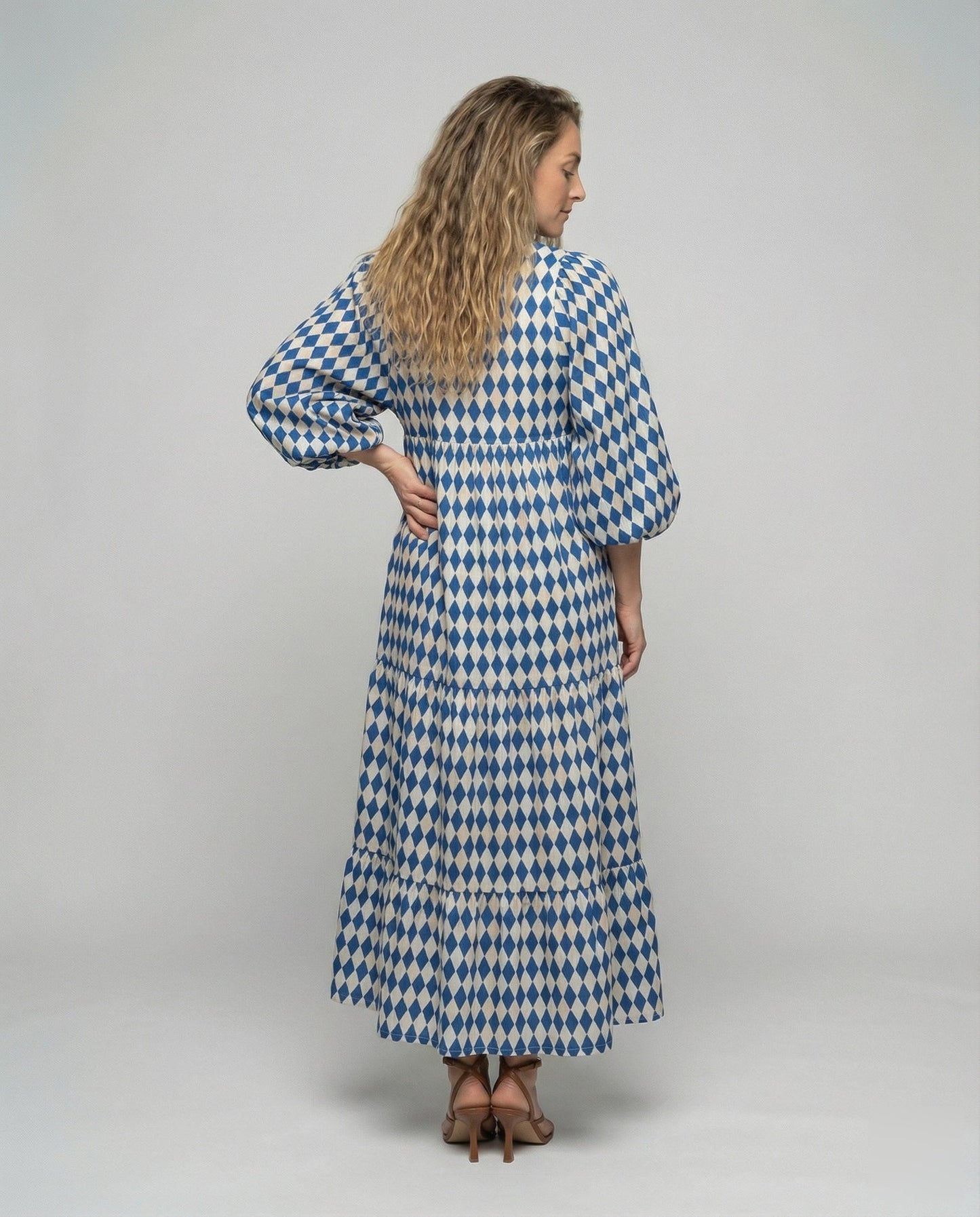 Robe midi femme avec col en V et structure à niveaux