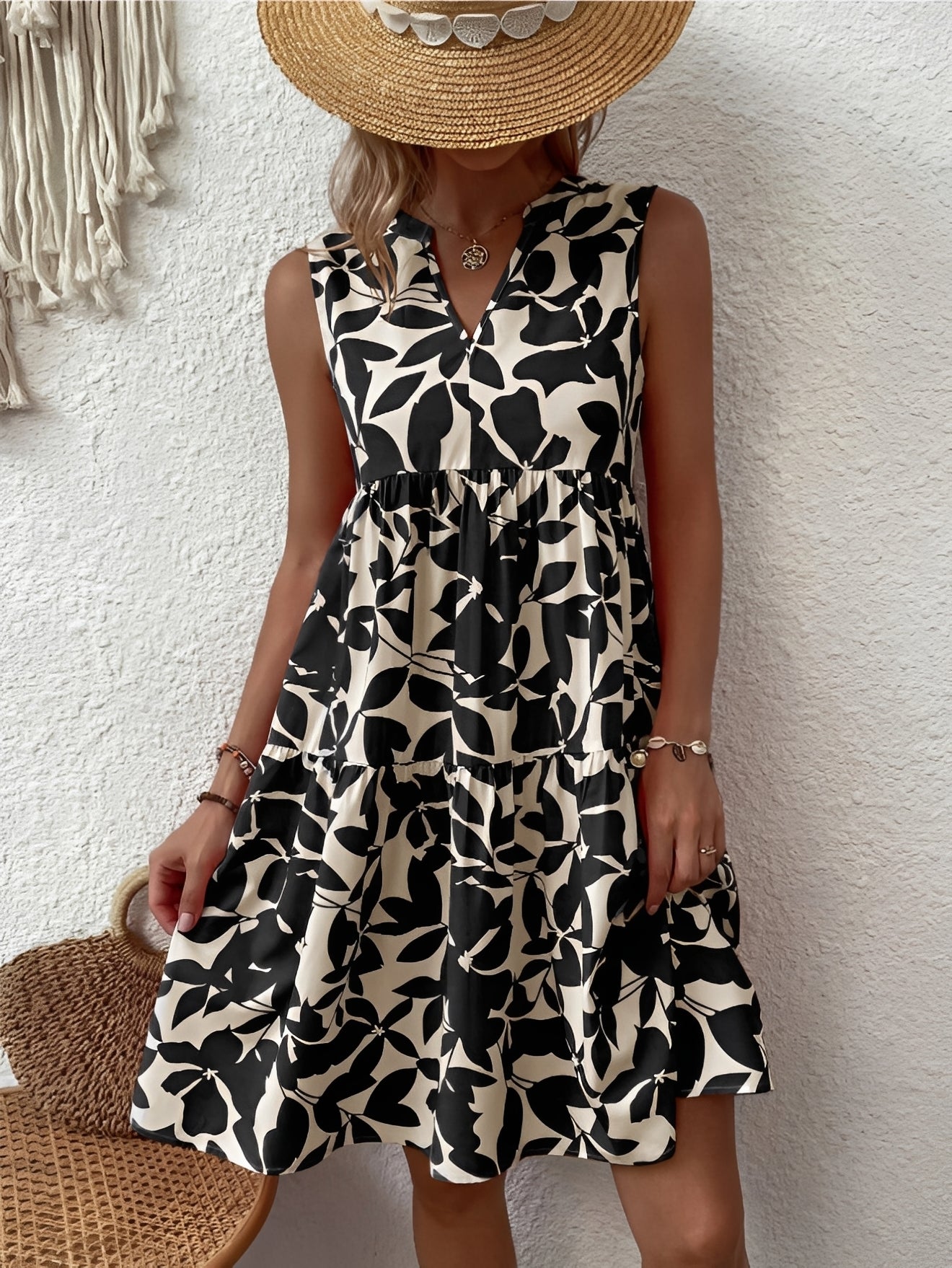 Robe courte femme sans manches avec encolure en V et jupe étagée