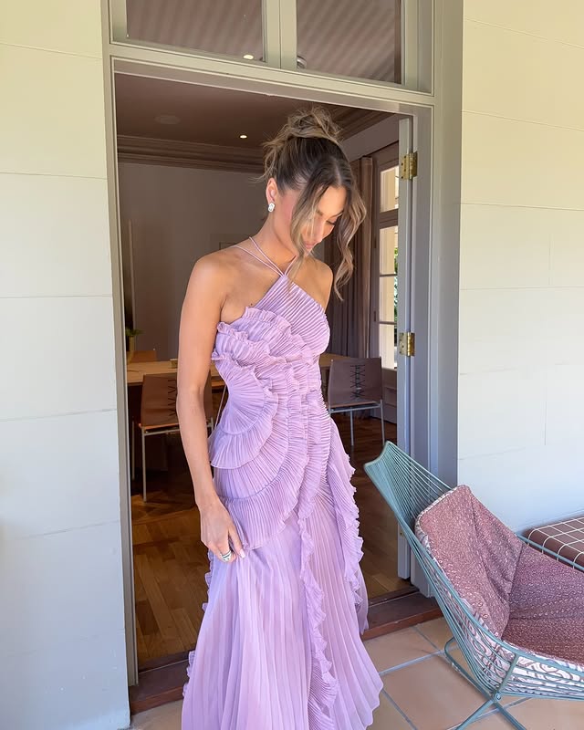 Robe maxi pour femmes à col licou avec plis et volants