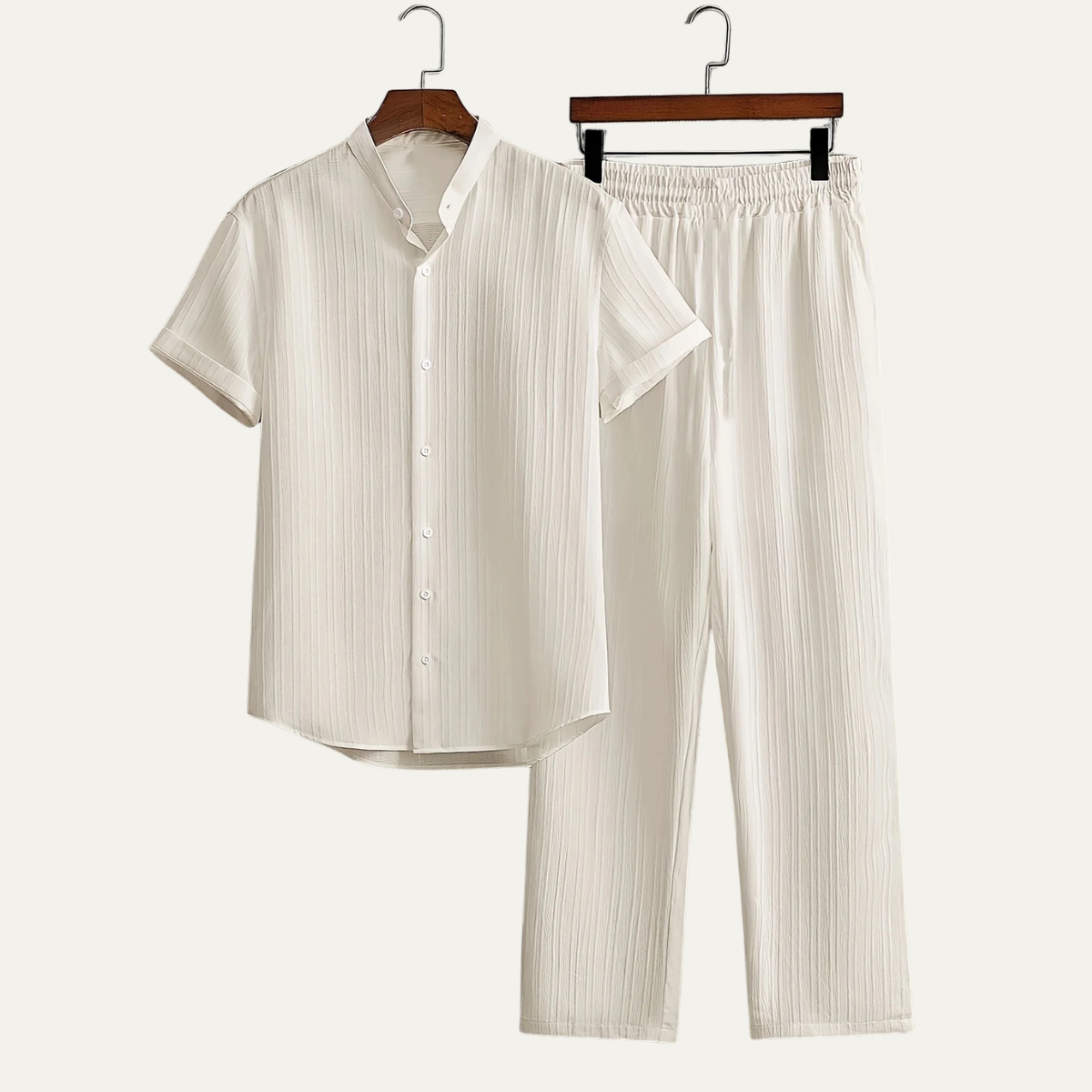 Ensemble homme avec chemise à manches courtes col montant et boutons et pantalon à taille élastique