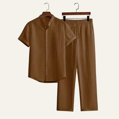 Ensemble homme avec chemise à manches courtes col montant et boutons et pantalon à taille élastique