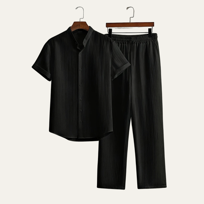 Ensemble homme avec chemise à manches courtes col montant et boutons et pantalon à taille élastique