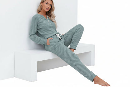 Ensemble deux pièces à texture côtelée avec haut à manches longues et pantalon