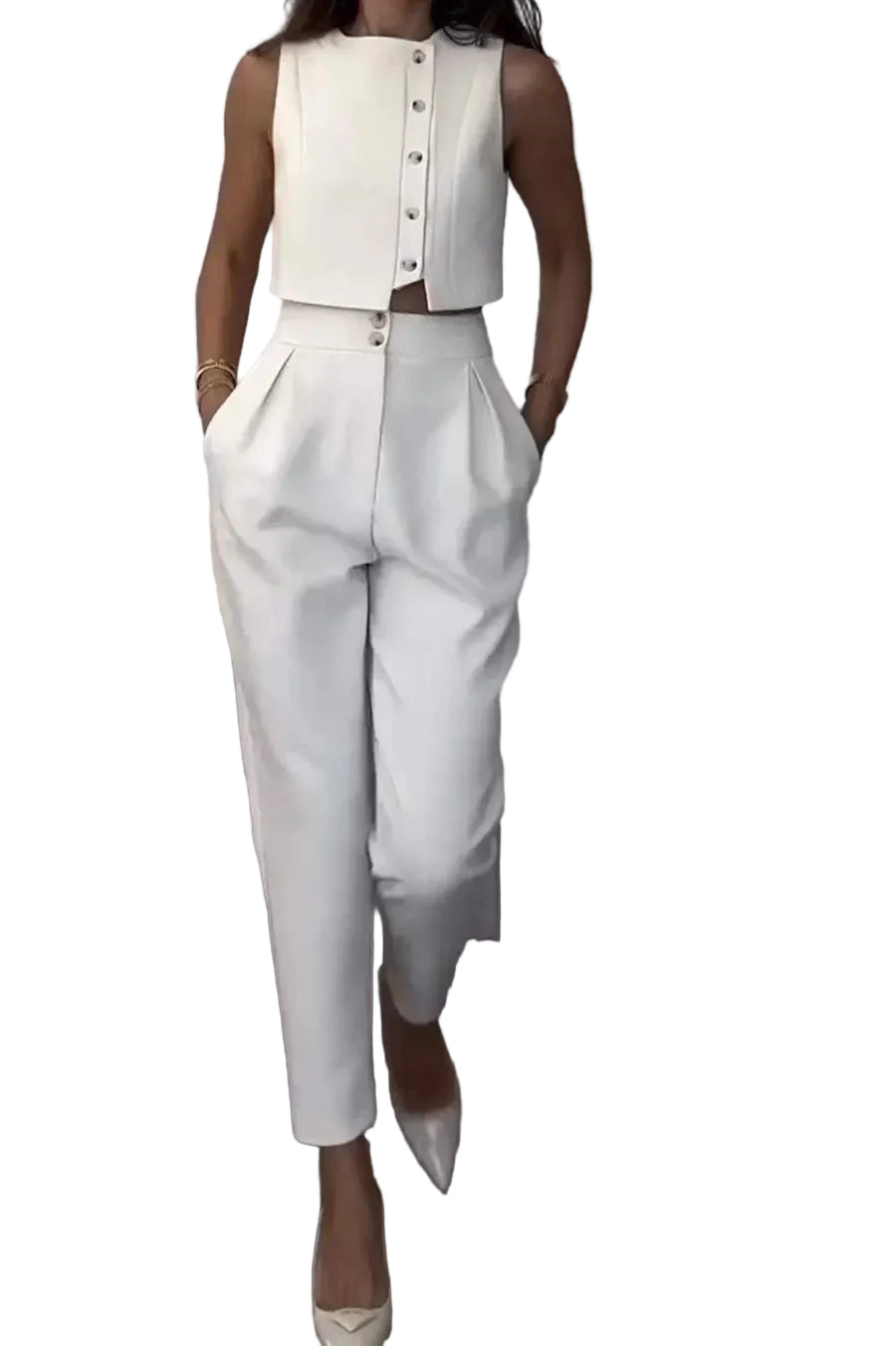 Ensemble femme deux pièces avec haut sans manches à boutons et pantalon droit