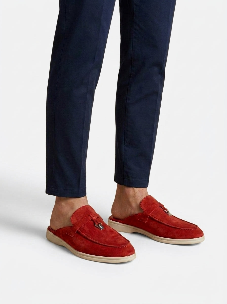 Hommes Mules Mocassins en Daim à Talon Ouvert avec Détail Métallique et Semelle en Caoutchouc Rouge