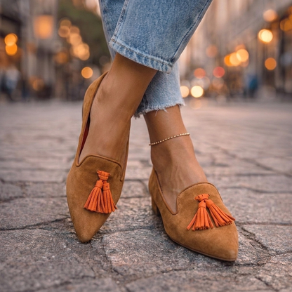 Mocassins à bout pointu en suédine pour femme avec pompons 7