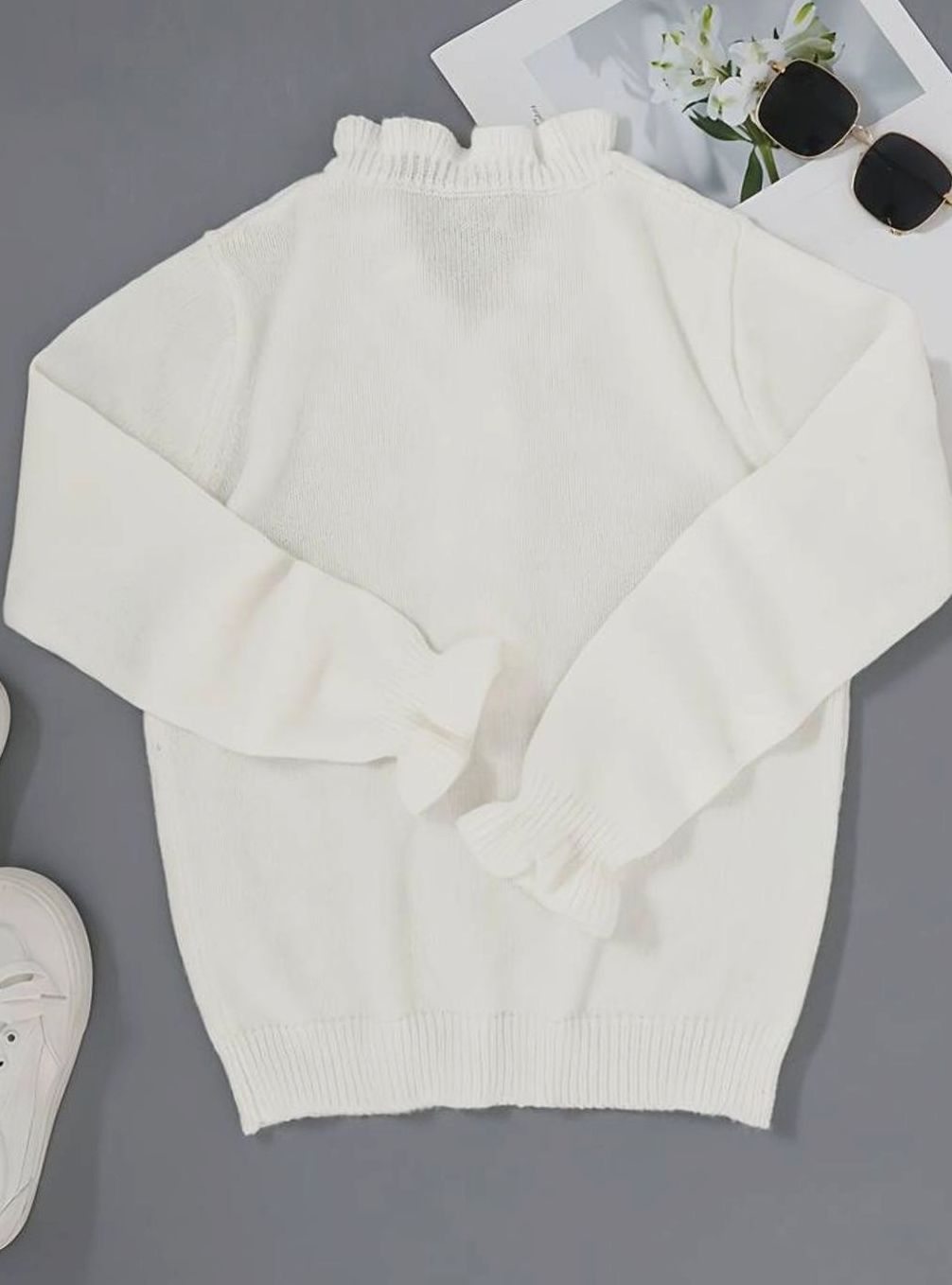 Pull en maille pour femme avec col en V à volants et détails boutonnés 2