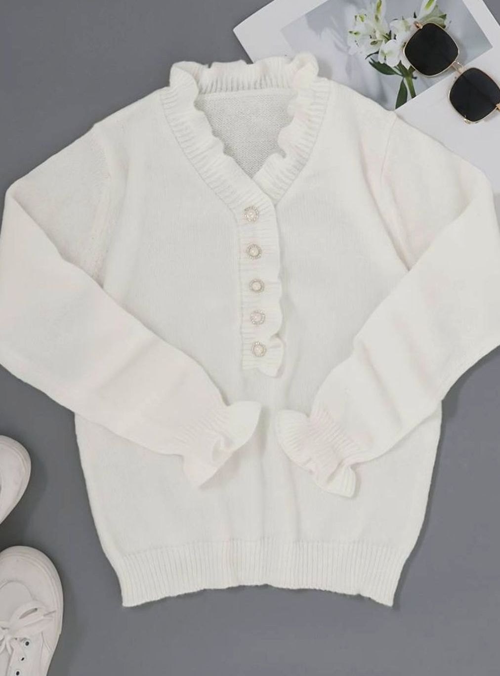 Pull en maille pour femme avec col en V à volants et détails boutonnés 3