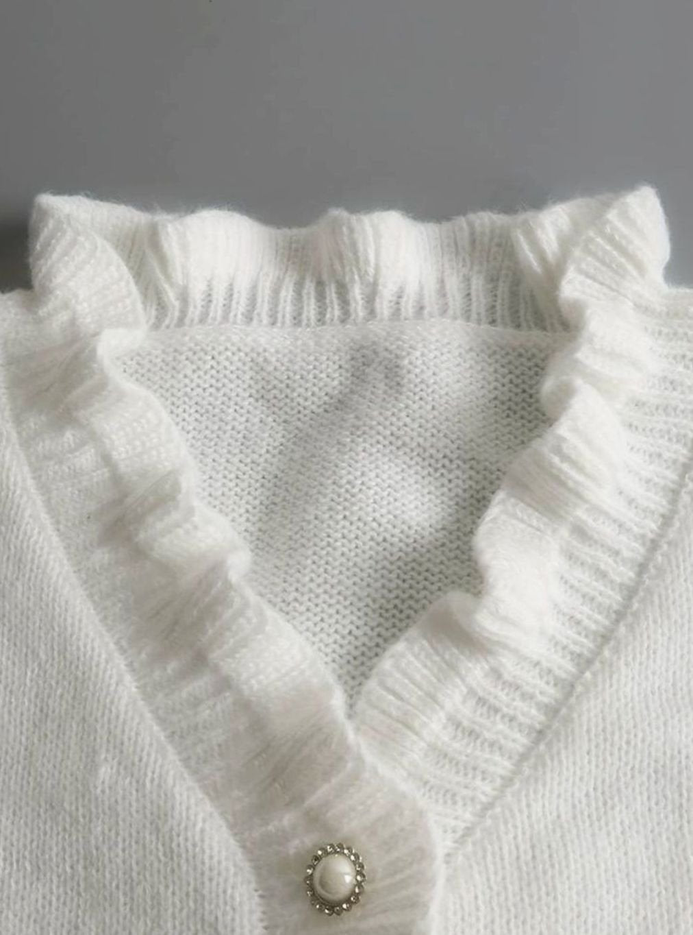 Pull en maille pour femme avec col en V à volants et détails boutonnés 4