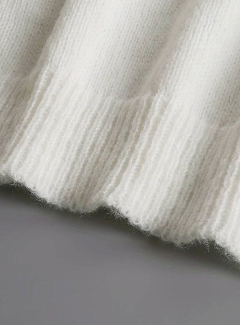Pull en maille pour femme avec col en V à volants et détails boutonnés 5