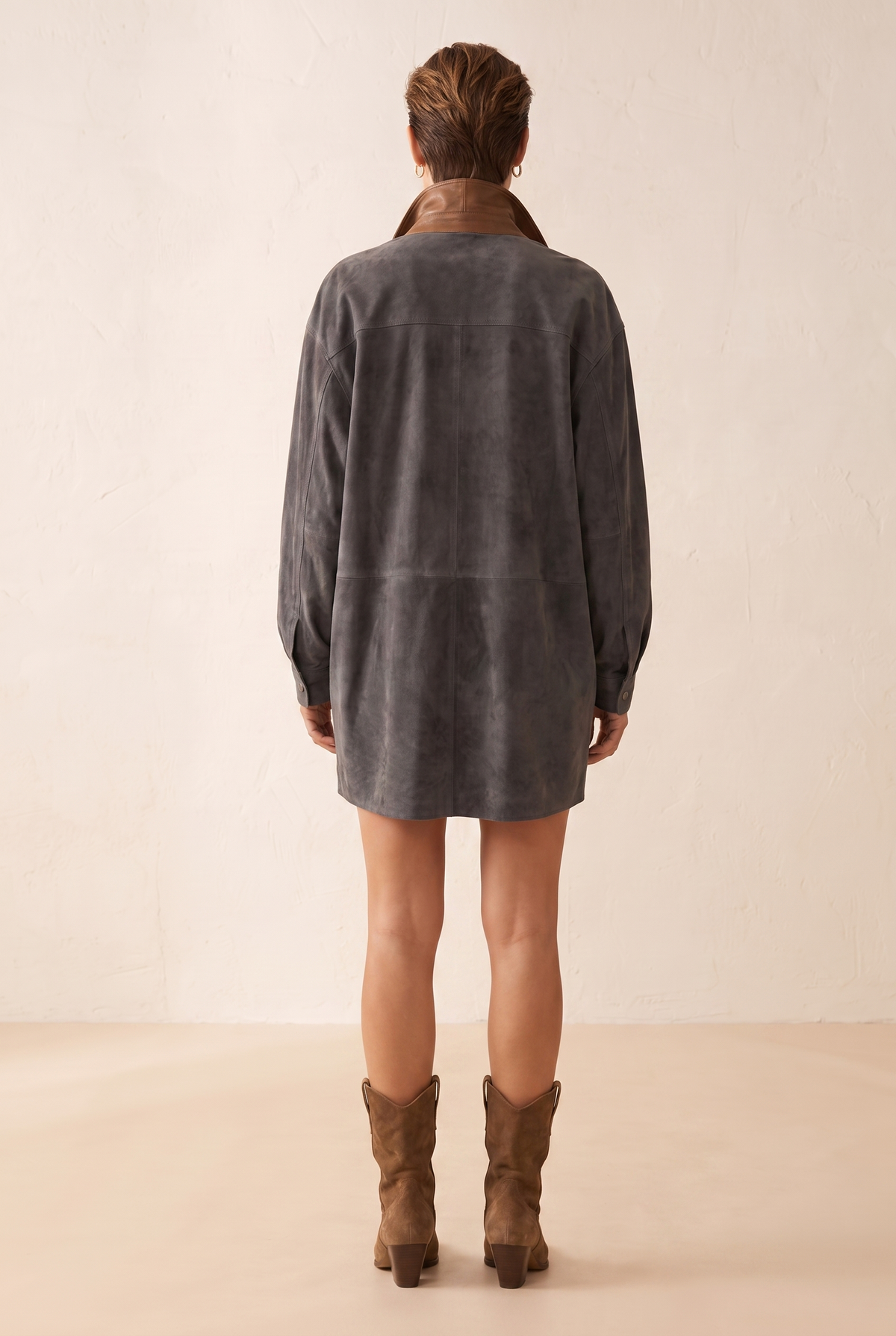 Robe chemise courte en suédine pour femme avec col contrastant 7