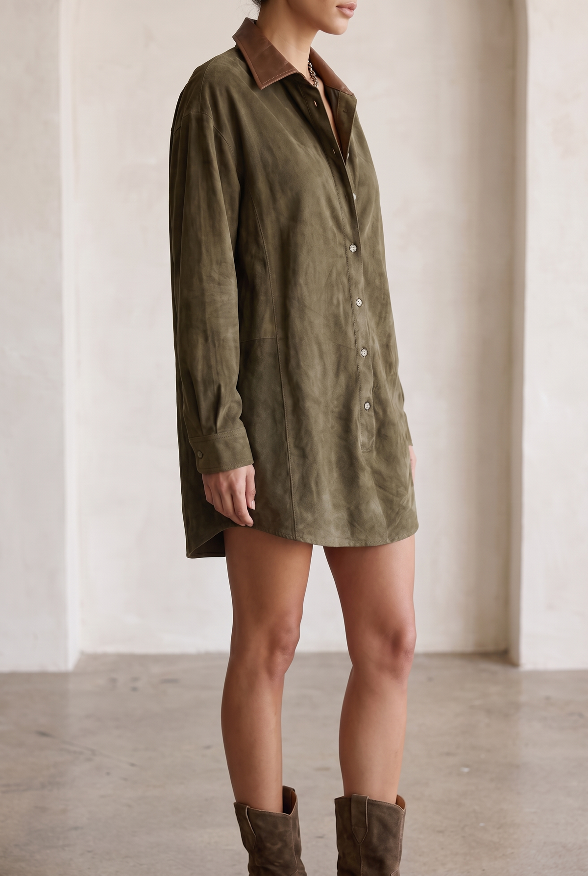 Robe chemise courte en suédine pour femme avec col contrastant 8