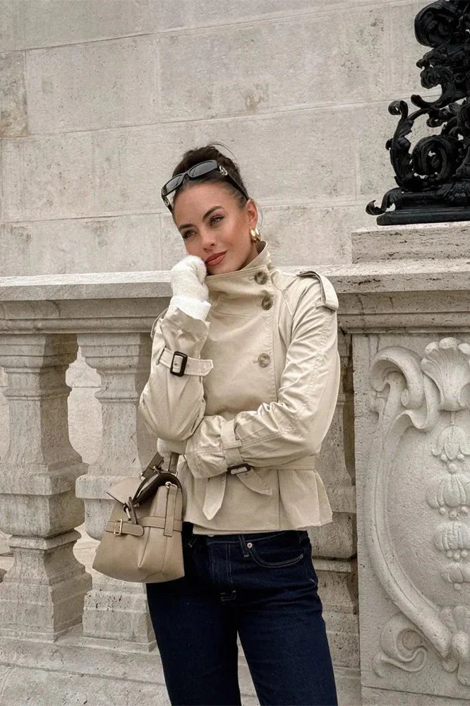 Trench-coat court pour femme avec ceinture et boutons 3