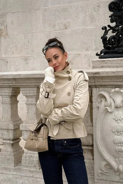 Trench-coat court pour femme avec ceinture et boutons 3