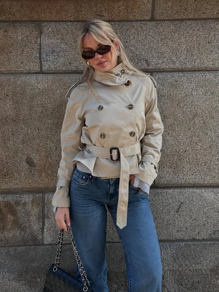 Trench-coat court pour femme avec ceinture et boutons 4