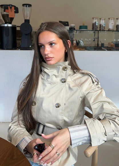 Trench-coat court pour femme avec ceinture et boutons 5