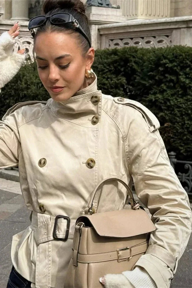 Trench-coat court pour femme avec ceinture et boutons 6