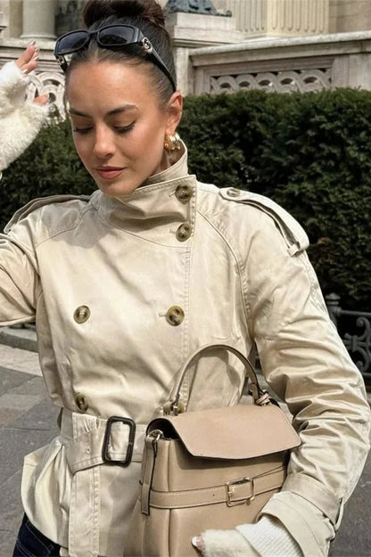 Trench-coat court pour femme avec ceinture et boutons 6