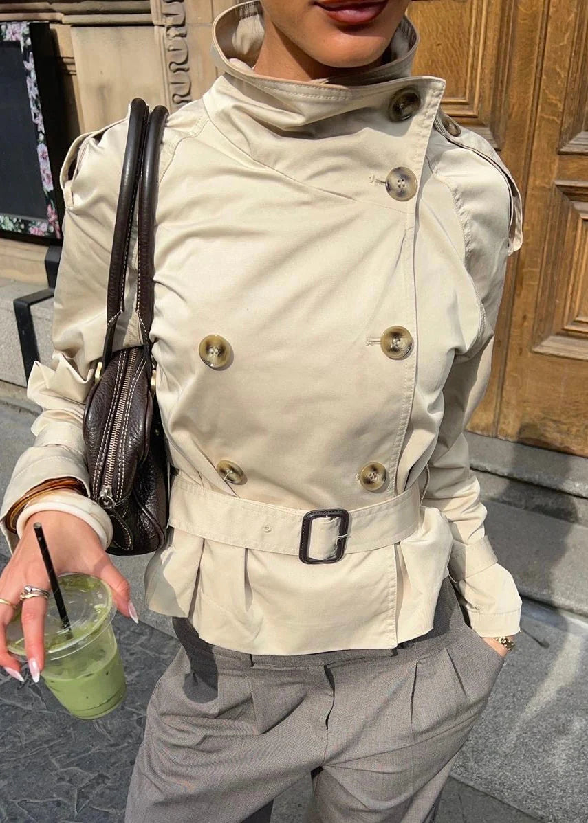 Trench-coat court pour femme avec ceinture et boutons 7