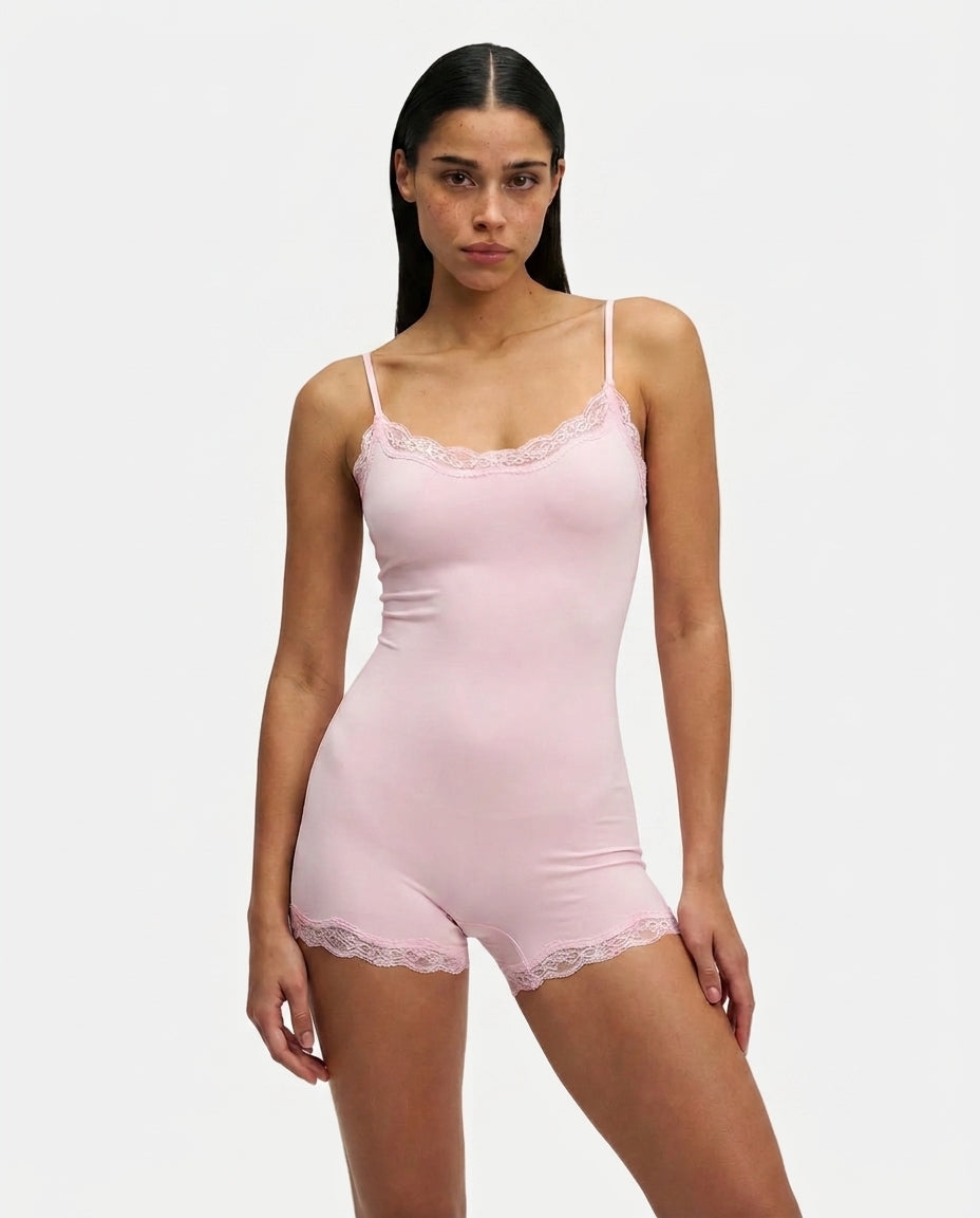 Femme Combishort sans manches à bretelles réglables et bordure en dentelle | imported-image-1