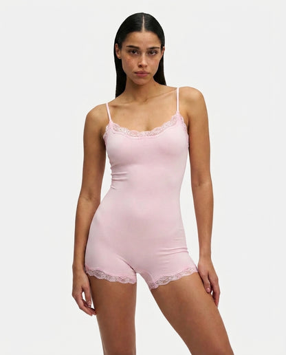Femme Combishort sans manches à bretelles réglables et bordure en dentelle | imported-image-1