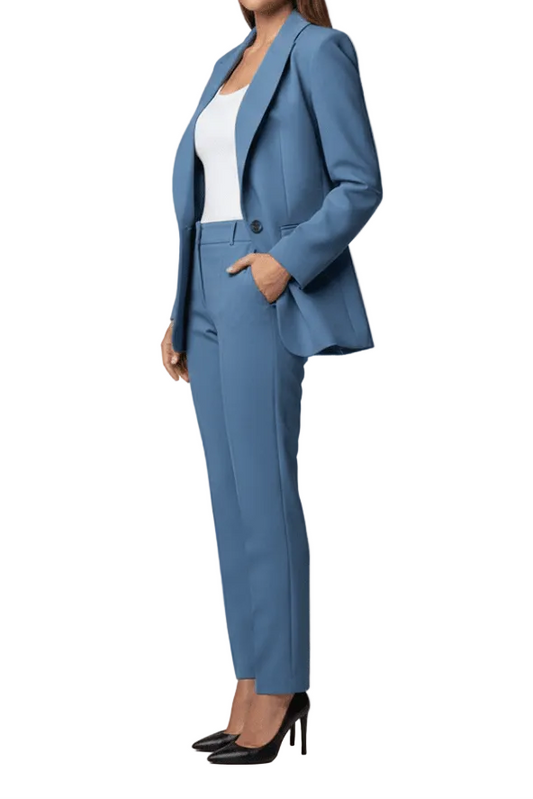 Tenue blazer femme avec veste structurée et pantalon à ligne étroite