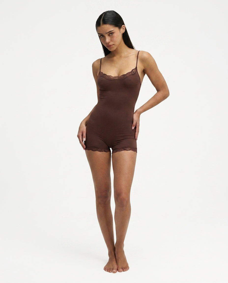 Femme Combishort sans manches à bretelles réglables et bordure en dentelle | imported-image-10
