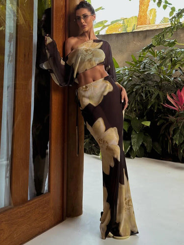 Ensemble femme deux pièces avec haut asymétrique et jupe longue