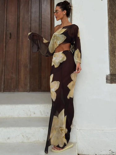 Ensemble femme deux pièces avec haut asymétrique et jupe longue