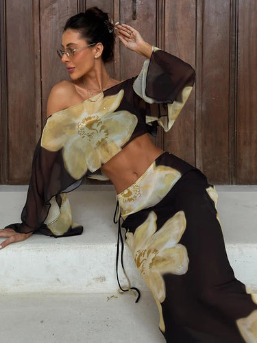 Ensemble femme deux pièces avec haut asymétrique et jupe longue