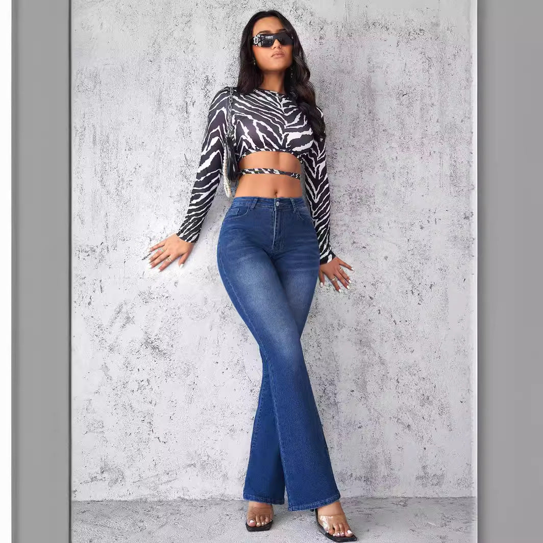 Pantalon en denim pour femme avec taille haute, jambe évasée et poches avant et arrière
