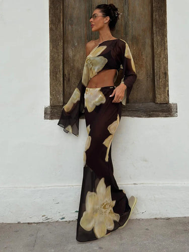 Ensemble femme deux pièces avec haut asymétrique et jupe longue