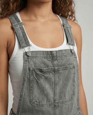 Salopette en denim pour femme avec poche poitrine et bretelles réglables