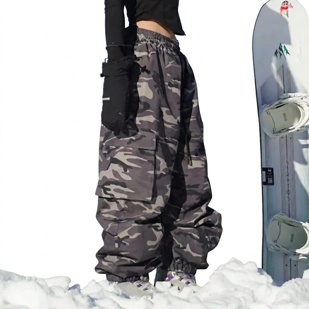 Pantalon de snowboard cargo pour femme à motif camouflage 1