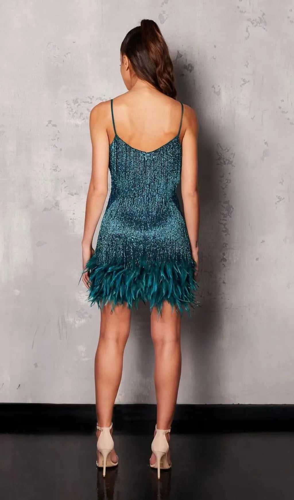 Robe courte pour femme à fines bretelles avec franges superposées et ourlet à plumes-Mini Dress-Gigié