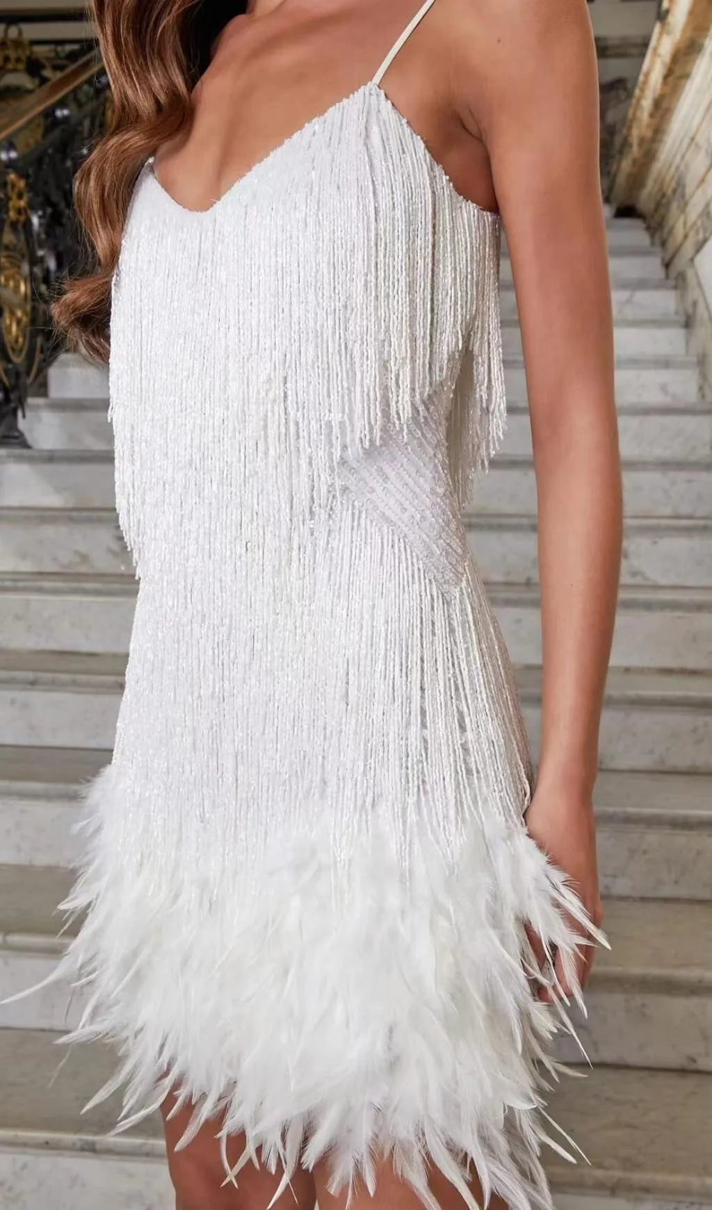 Robe courte pour femme à fines bretelles avec franges superposées et ourlet à plumes-Mini Dress-Gigié