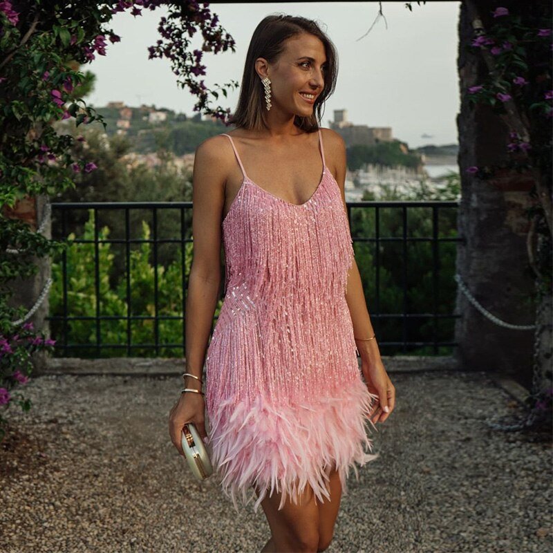 Robe courte pour femme à fines bretelles avec franges superposées et ourlet à plumes-Mini Dress-Gigié