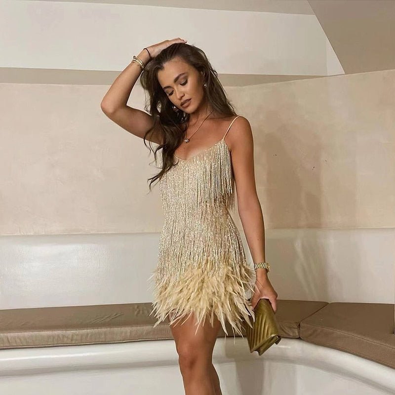 Robe courte pour femme à fines bretelles avec franges superposées et ourlet à plumes-Mini Dress-Gigié