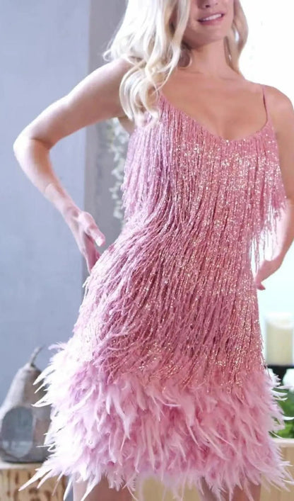 Robe courte pour femme à fines bretelles avec franges superposées et ourlet à plumes-Mini Dress-Gigié