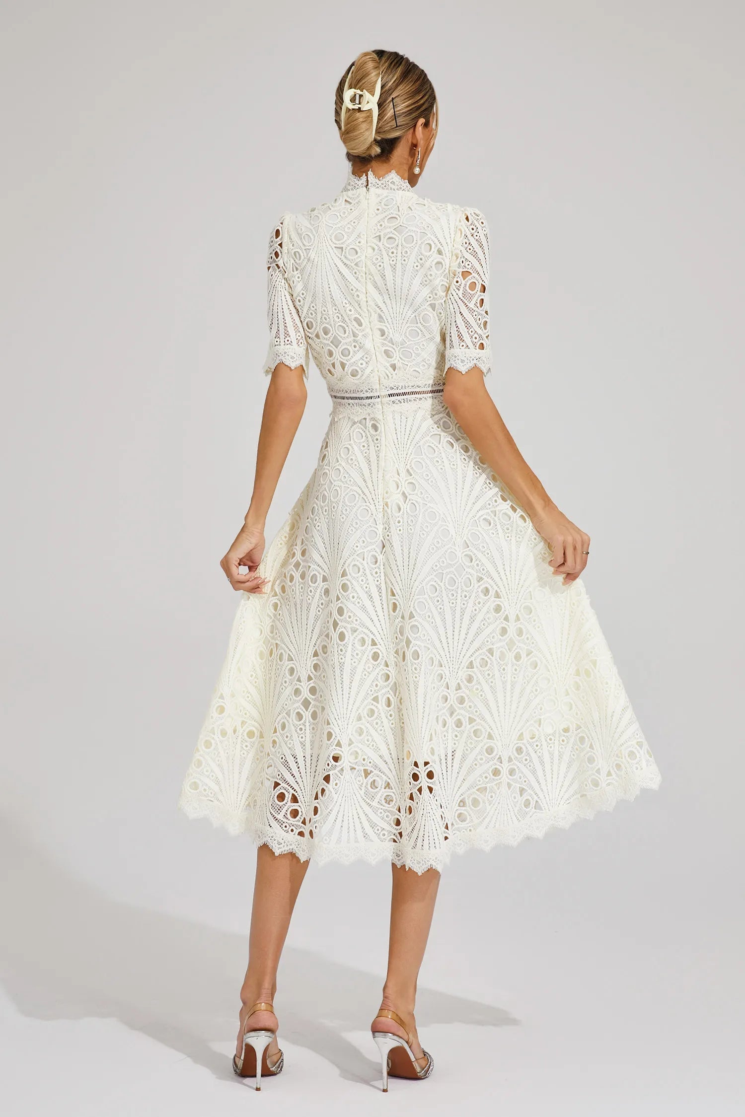 Robe midi femme avec structure en dentelle et col montant-Midi Dress-Gigié