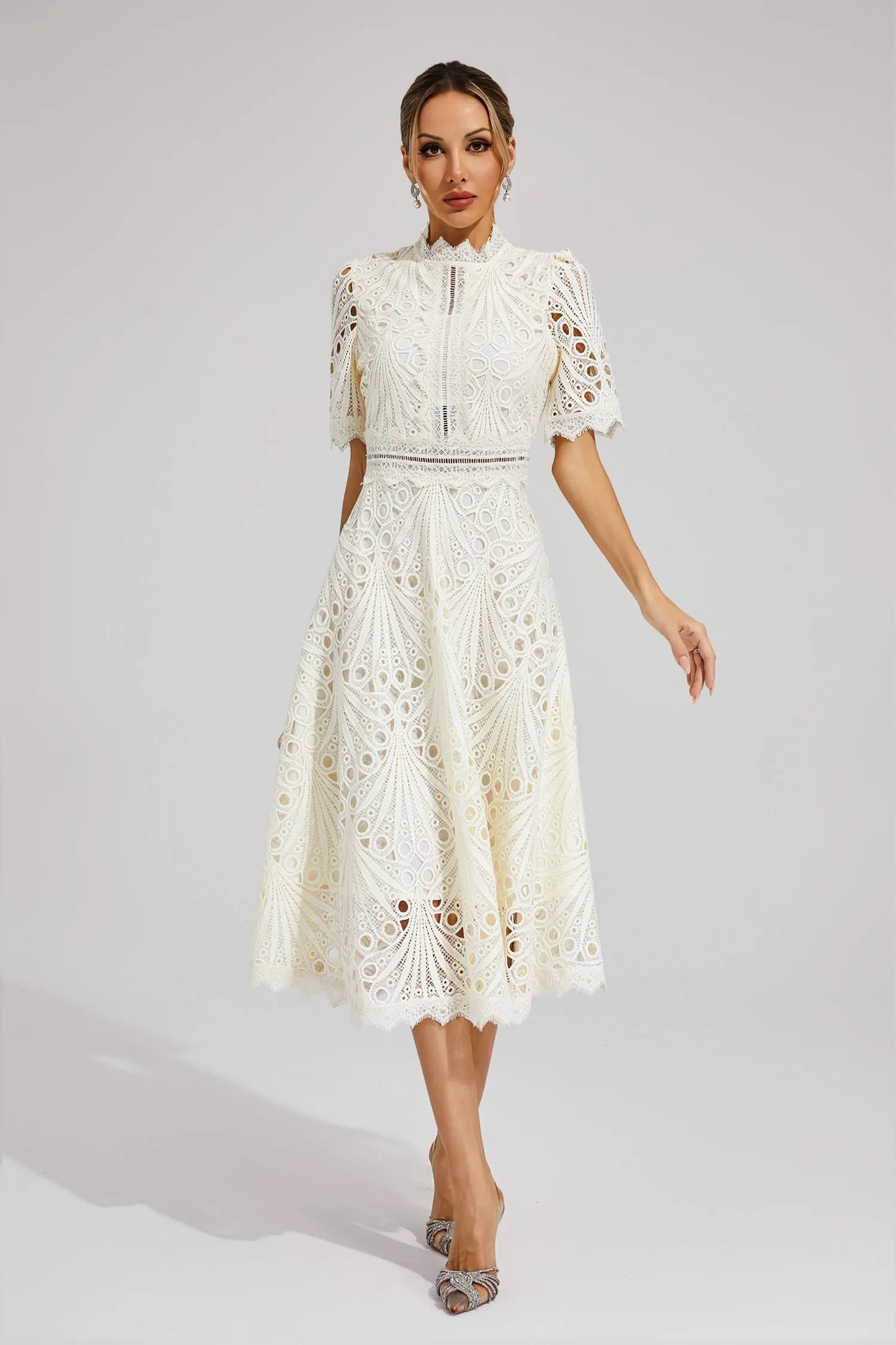 Robe midi femme avec structure en dentelle et col montant-Midi Dress-Gigié