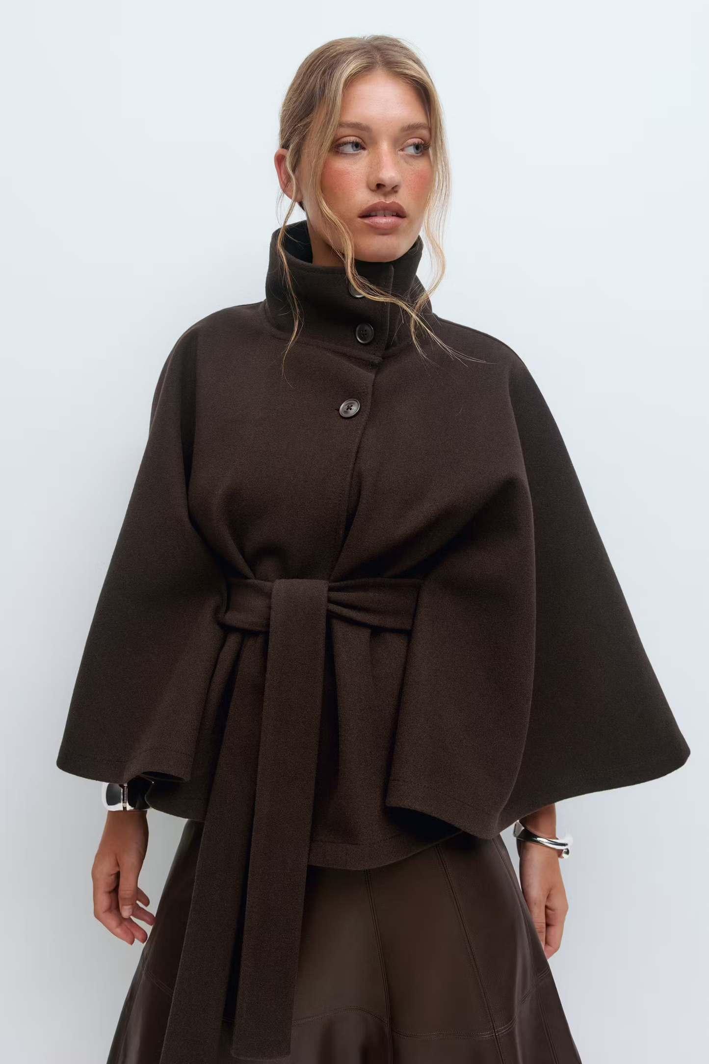 Cape femme avec col montant et ceinture à nouer
