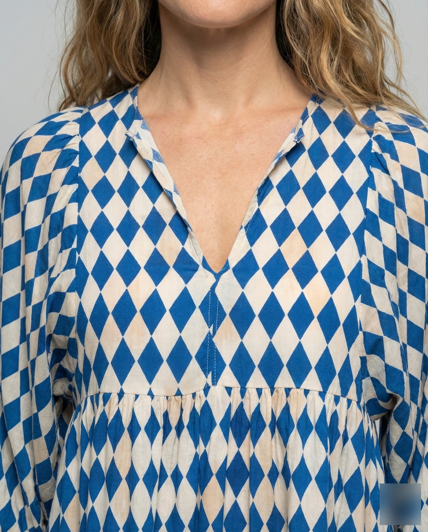Robe midi femme avec col en V et structure à niveaux