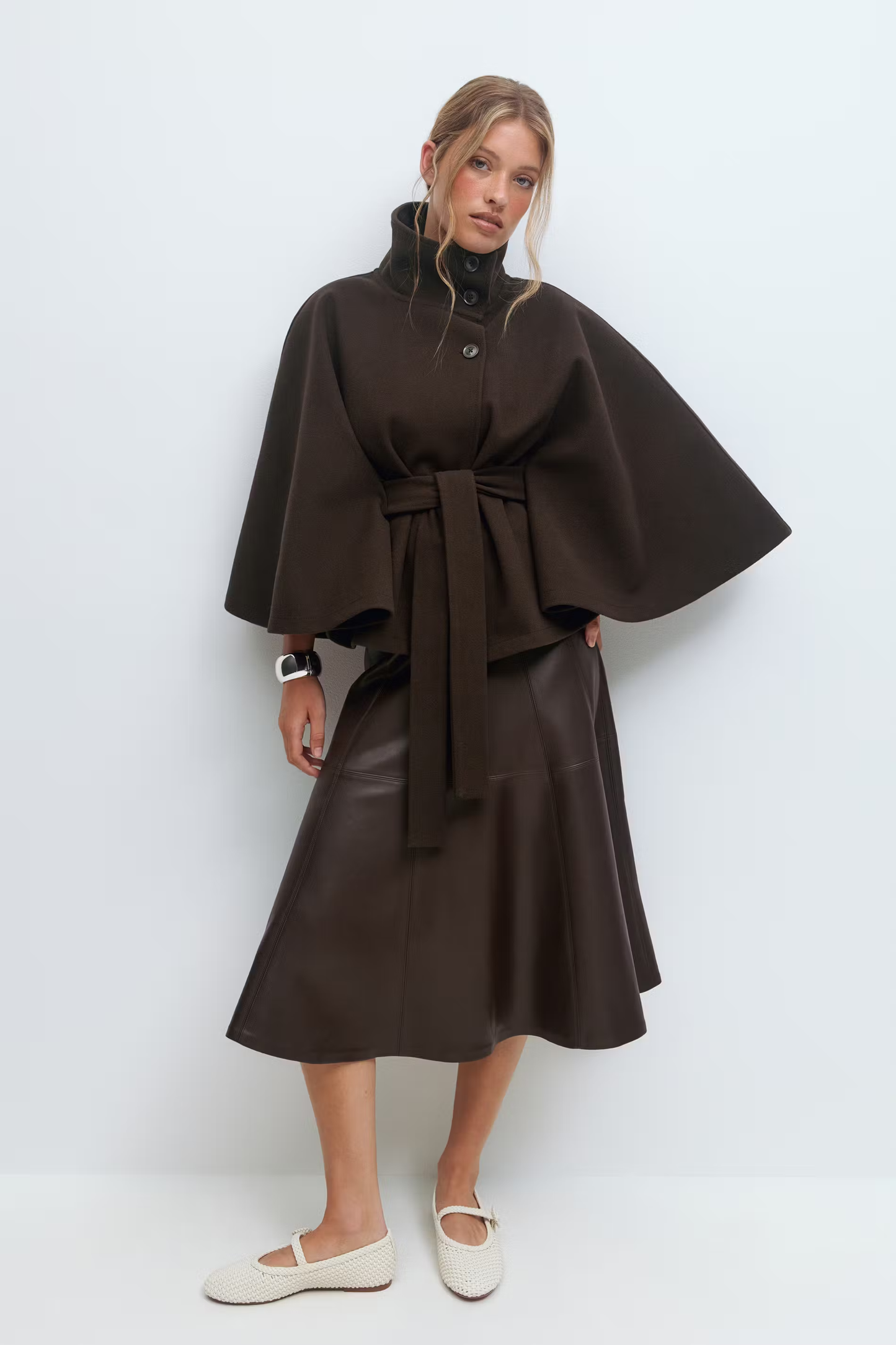 Cape femme avec col montant et ceinture à nouer