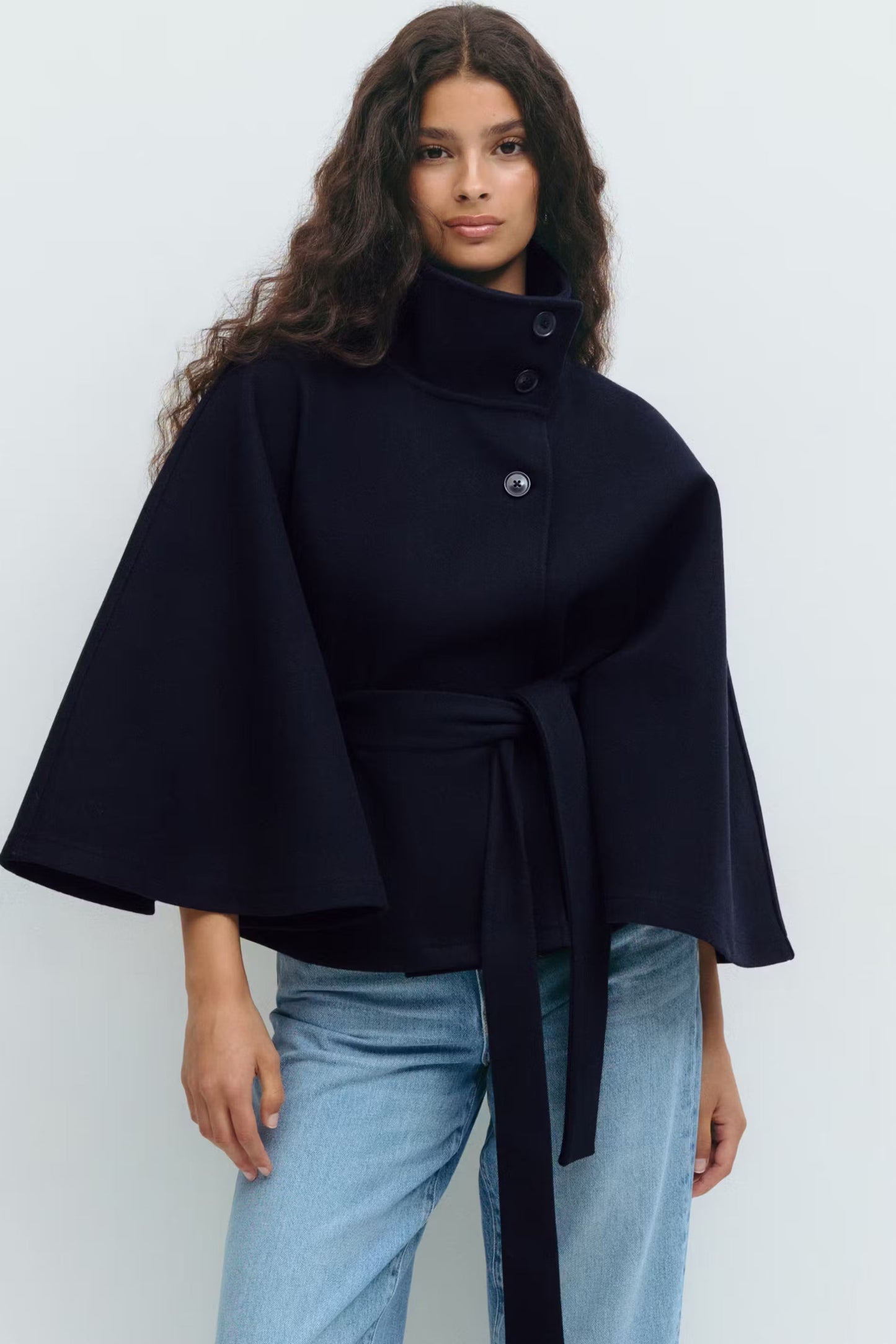 Cape femme avec col montant et ceinture à nouer