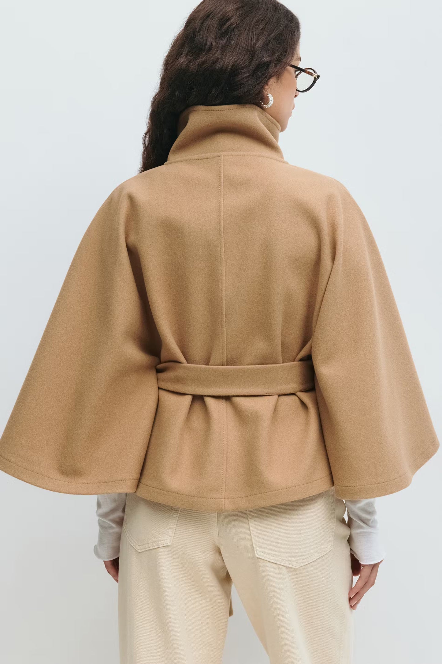 Cape femme avec col montant et ceinture à nouer