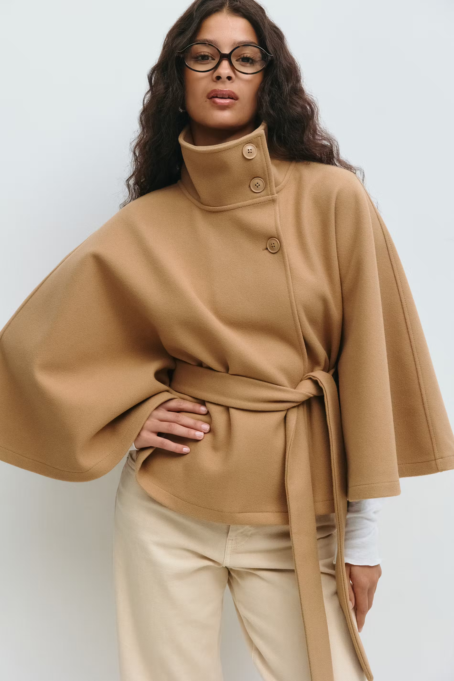 Cape femme avec col montant et ceinture à nouer