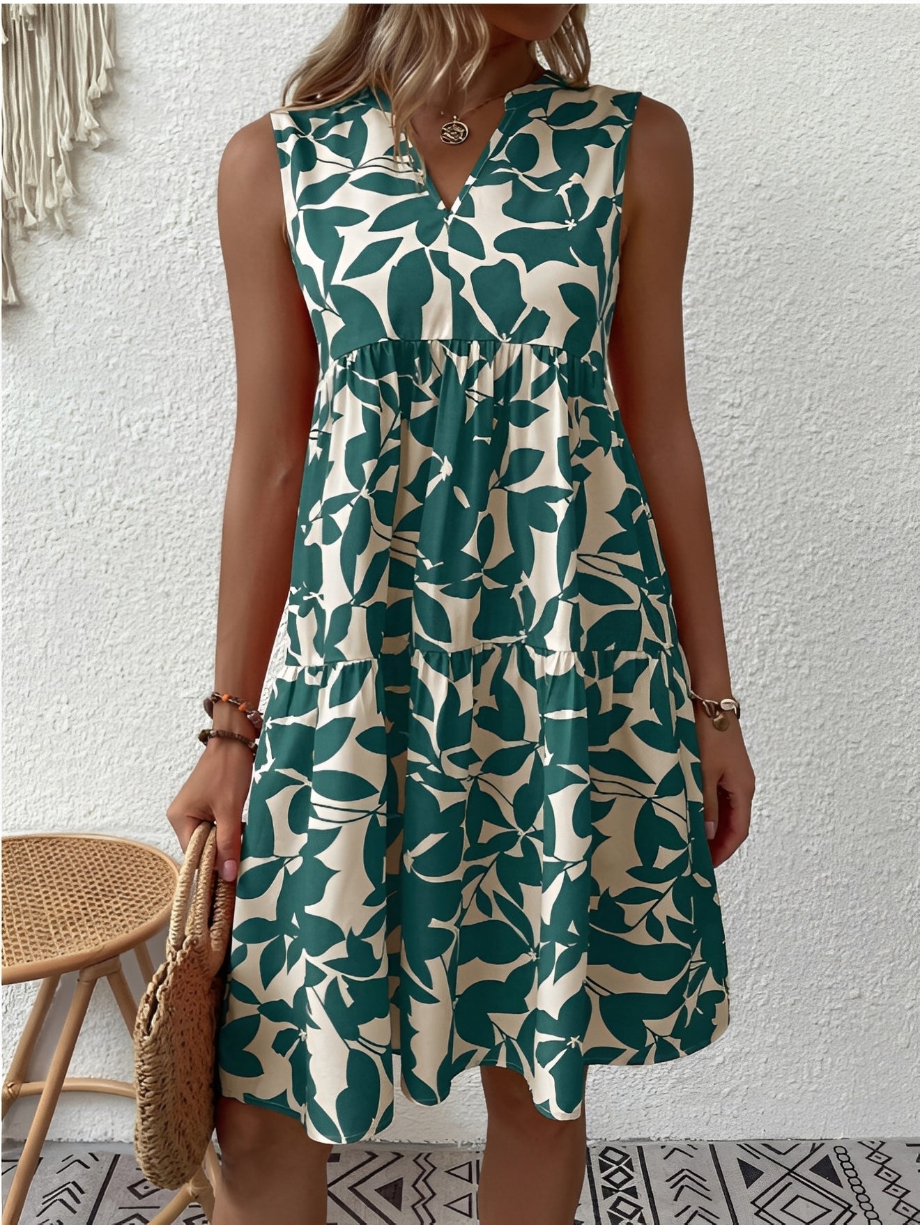 Robe courte femme sans manches avec encolure en V et jupe étagée