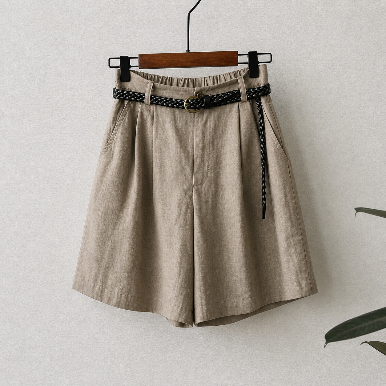 Short femme taille haute avec plis, passants de ceinture et poches latérales